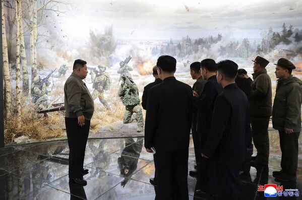 Северокорейский лидер Ким Чен Ын на месте  строительства Мемориального музея боевых подвигов в зарубежной военной операции - Sputnik Беларусь