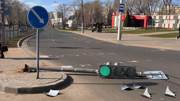 Водитель Renault снесла светофор на перекрестке в Минске