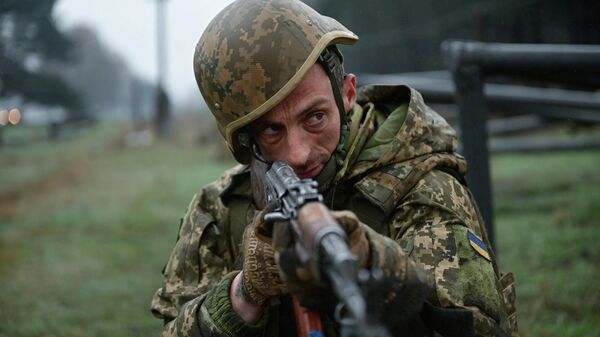 Украинский солдат, архивное фото - Sputnik Беларусь