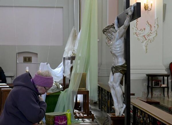 Освящение пасхальных куличей в Архикафедральном костеле Пресвятой Девы Марии в Минске - Sputnik Беларусь