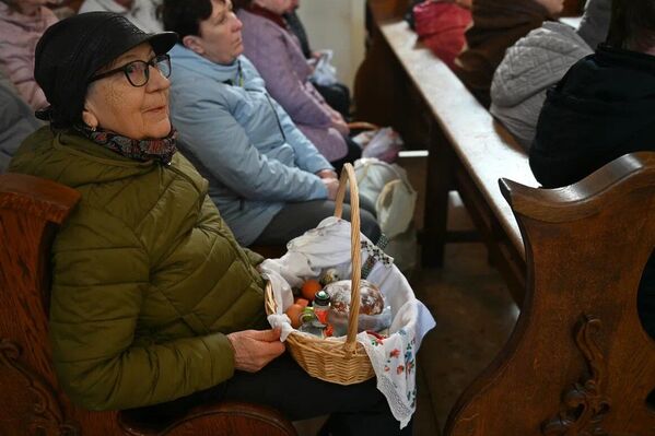 Освящение пасхальных куличей в Архикафедральном костеле Пресвятой Девы Марии в Минске - Sputnik Беларусь