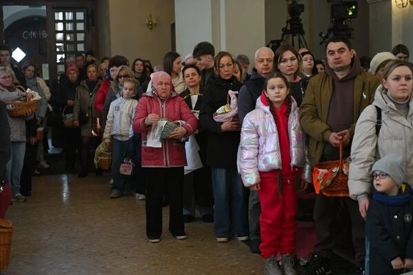 Освящение пасхальных куличей в Архикафедральном костеле Пресвятой Девы Марии в Минске - Sputnik Беларусь