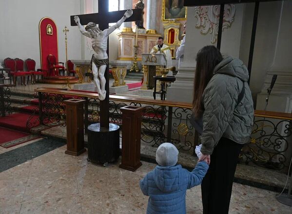 Освящение пасхальных куличей в Архикафедральном костеле Пресвятой Девы Марии в Минске - Sputnik Беларусь