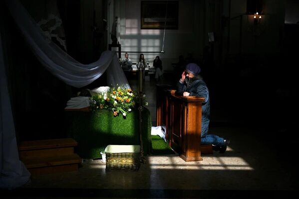 Освящение пасхальных куличей в Архикафедральном костеле Пресвятой Девы Марии в Минске - Sputnik Беларусь