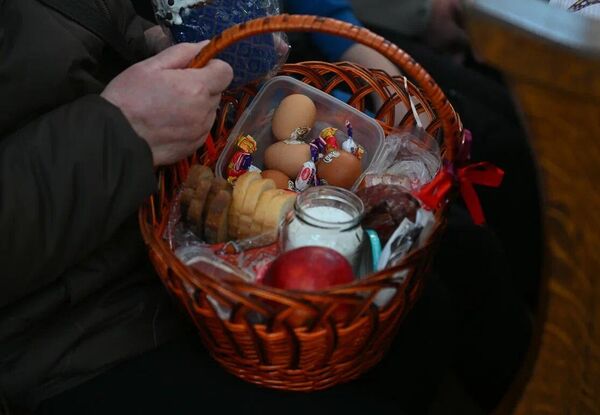 Освящение пасхальных куличей в Архикафедральном костеле Пресвятой Девы Марии в Минске - Sputnik Беларусь