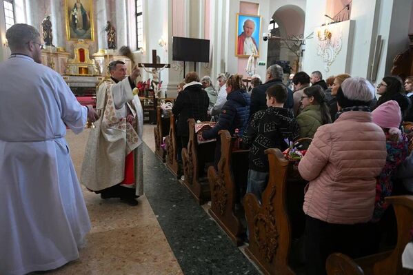 Освящение пасхальных куличей в Архикафедральном костеле Пресвятой Девы Марии в Минске - Sputnik Беларусь