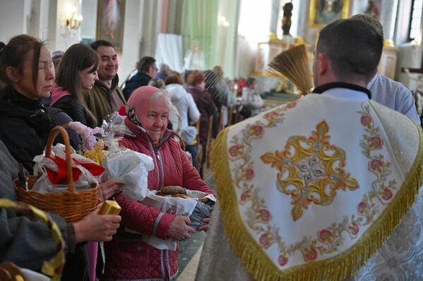 Освящение пасхальных куличей в Архикафедральном костеле Пресвятой Девы Марии в Минске - Sputnik Беларусь
