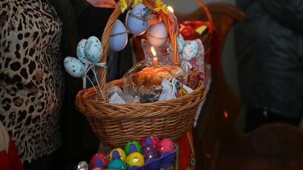 День молитвы и любви: католики освящают  куличи к завтрашней Пасхе (фото)