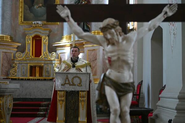 Освящение пасхальных куличей в Архикафедральном костеле Пресвятой Девы Марии в Минске - Sputnik Беларусь