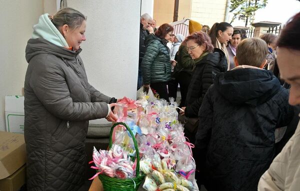 Освящение пасхальных куличей в Архикафедральном костеле Пресвятой Девы Марии в Минске - Sputnik Беларусь