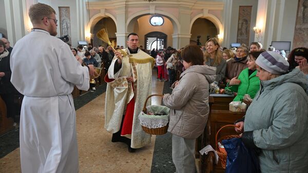 Накануне католической Пасхи в Минске верующие освящают угощения (видео)