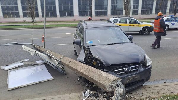 Машина снесла фонарный столб в Минске – водителю стало плохо