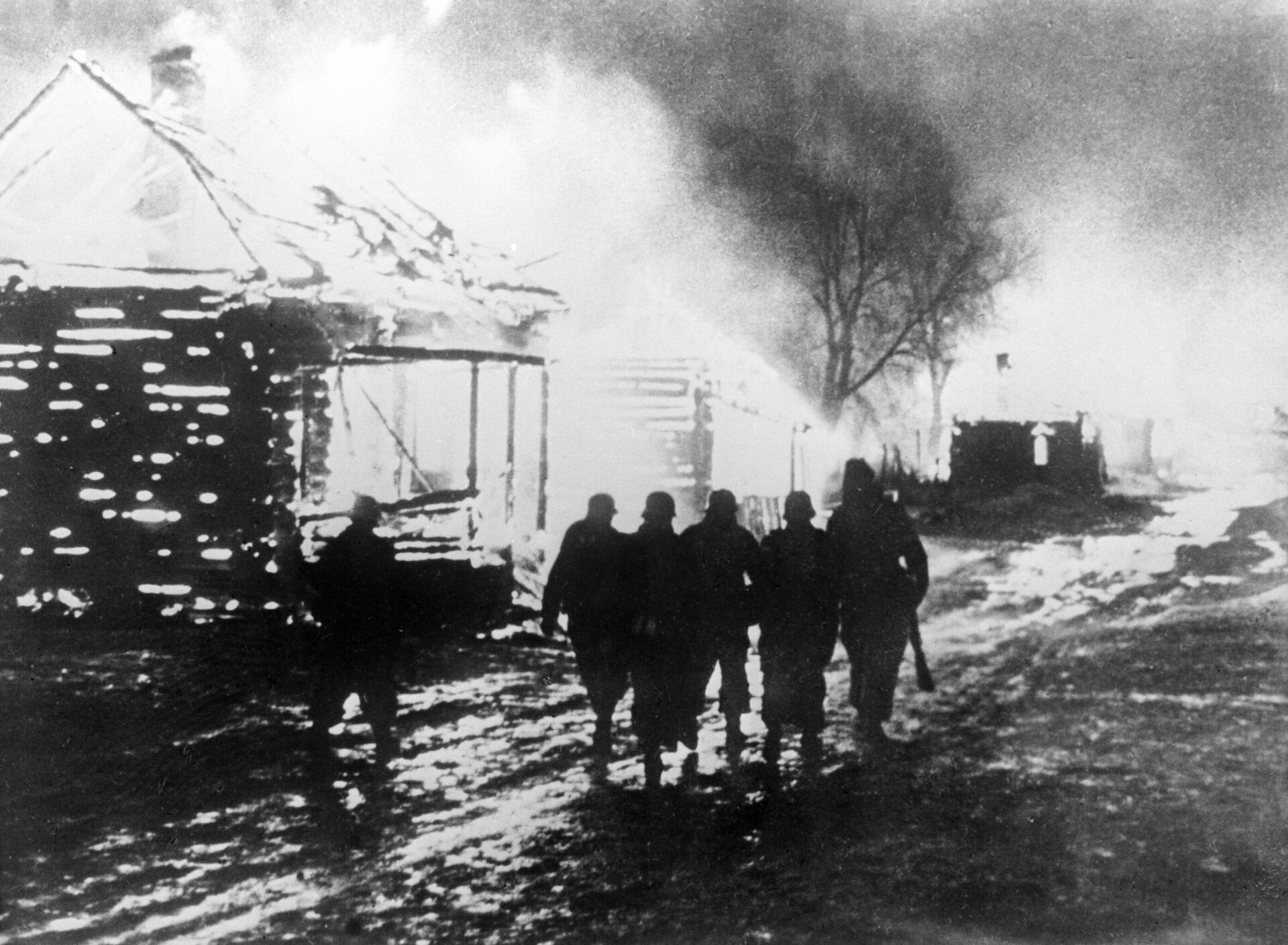  Солдаты СС идут по горящей деревне, в которой они сожгли все дома - Sputnik Беларусь, 1920, 06.04.2026