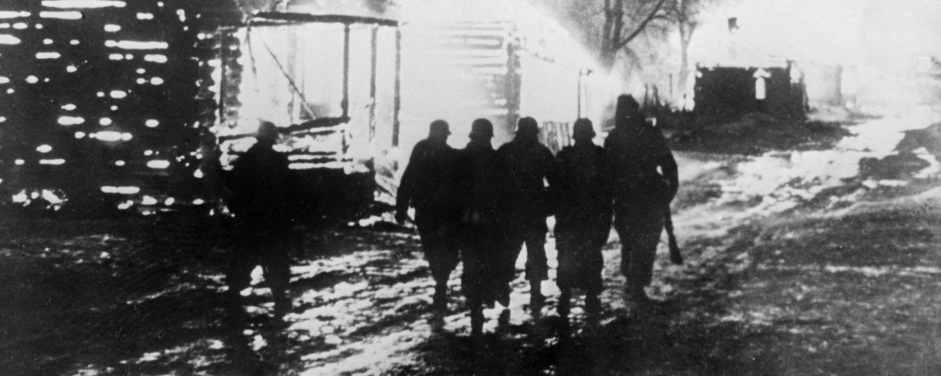 Нямецкія салдаты ідуць па вуліцы спаленай вёскі, часы ВАВ - Sputnik Беларусь, 1920, 06.04.2026