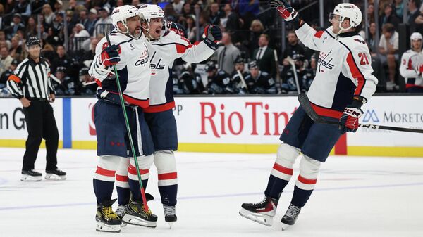 Нападающий Вашингтон Кэпиталз Александр Овечкин (8), центровой Дилан Стром (17) и левый нападающий Алексей Протас (21) - Sputnik Беларусь