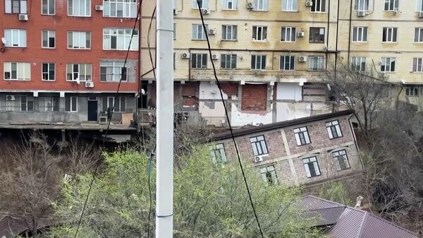 Все оставь и выбегаем: многоквартирный дом рухнул в Махачкале после ливня - Sputnik Беларусь