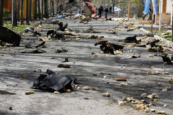 Обломки лежат на улице возле здания Университета Шахида Бехешти. - Sputnik Беларусь