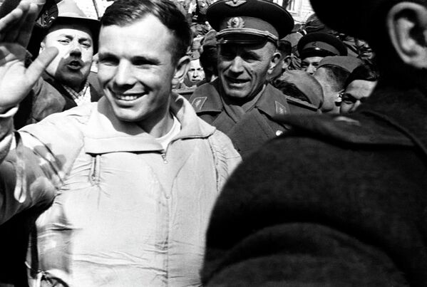 Первый космонавт планеты Юрий Гагарин после приземления космического корабля "Восток-1" в апреле 1961 года. Рядом с космонавтом - заместитель главнокомандующего ВВС по боевой подготовке, генерал-полковник авиации Филипп Агальцов (встречал на месте посадки первого космонавта Земли и лично сопровождал его в Москву). - Sputnik Беларусь