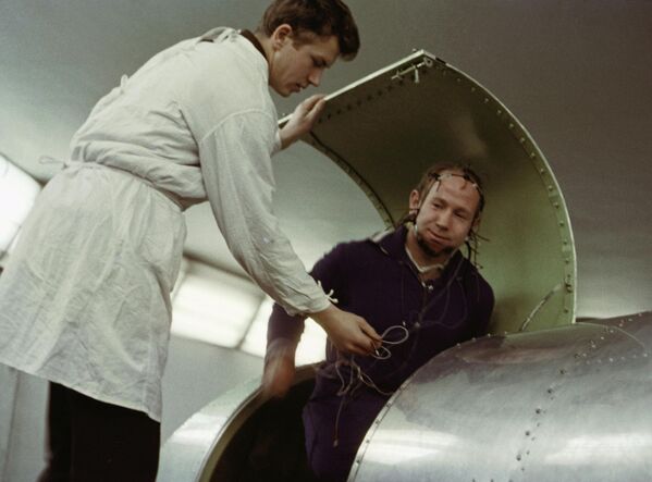 Космонавт Алексей Леонов садится в кабину центрифуги во время тренировок в Центре подготовки космонавтов, июнь 1964 года. - Sputnik Беларусь