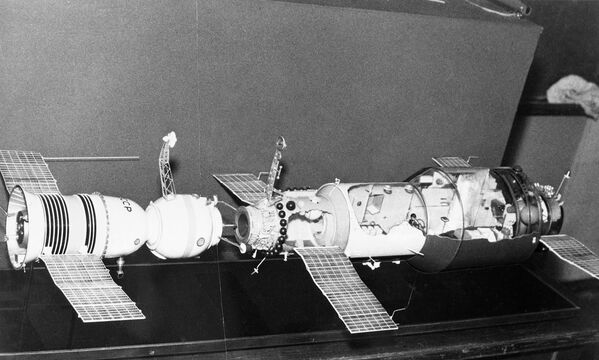 Макет стыковки космического корабля "Союз-11" и научной станции "Салют-1" (июнь 1971 года). - Sputnik Беларусь
