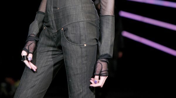 Модель в джинсах из коллекции Diesel - Sputnik Беларусь