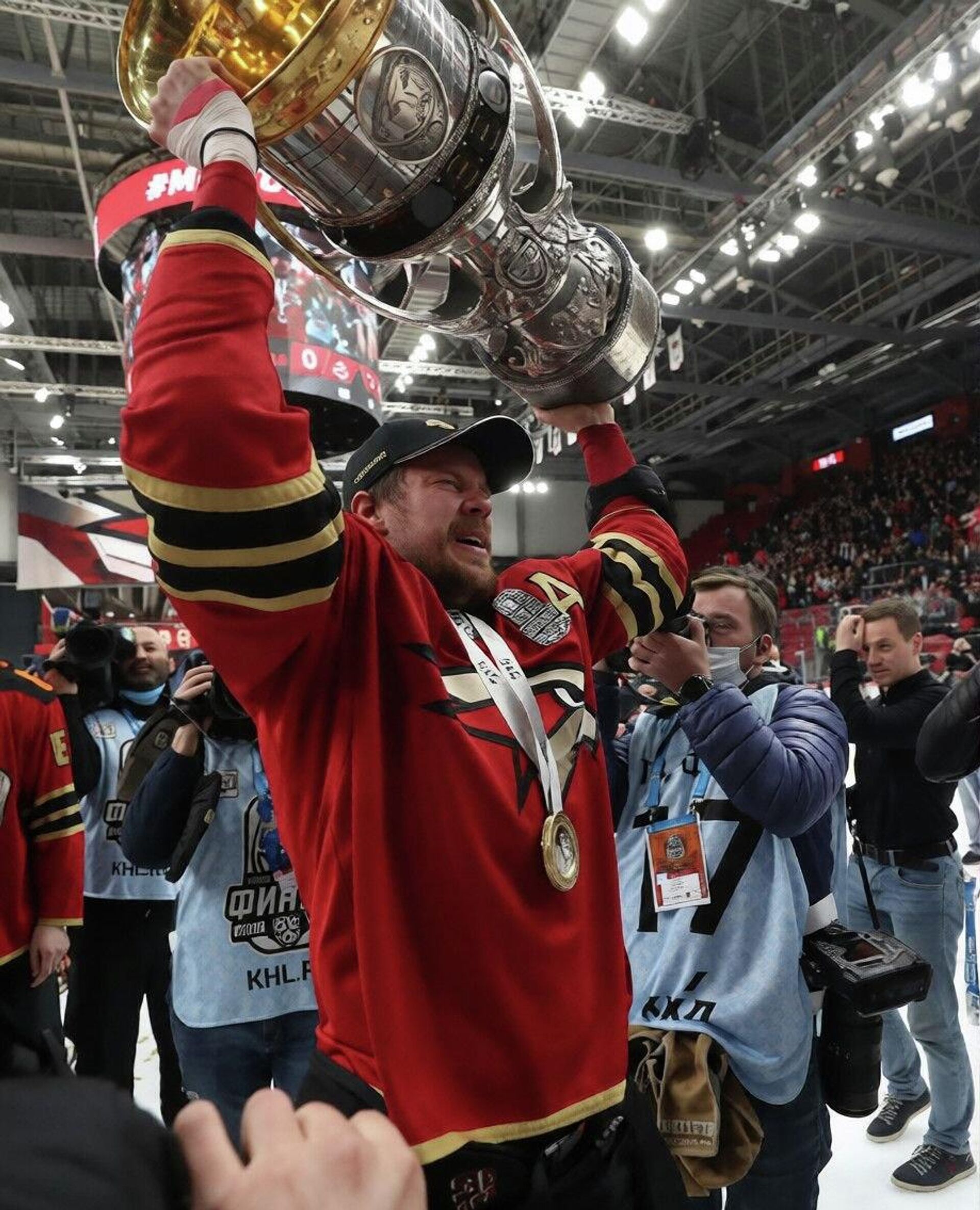 Андрей Стась с Кубком Гагарина - Sputnik Беларусь, 1920, 07.04.2026