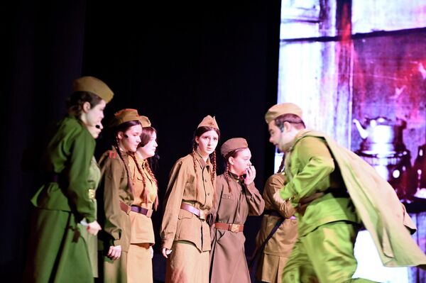 Спектакль Улица Володи Дубинина показали в Гомеле. - Sputnik Беларусь