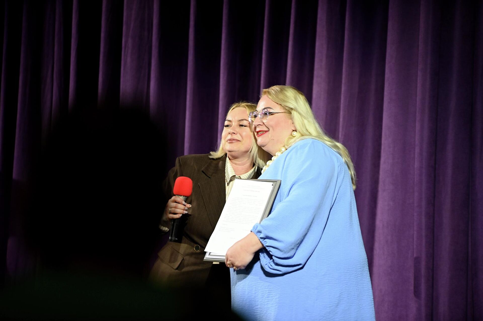 Начальник главного управления культуры Гомельского облисполкома Инга Завгородняя и заслуженный работник культуры Республики Татарстан, режиссер спектакля Вероника Зайцева обменялись подарками и благодарственными письмами. - Sputnik Беларусь, 1920, 07.04.2026