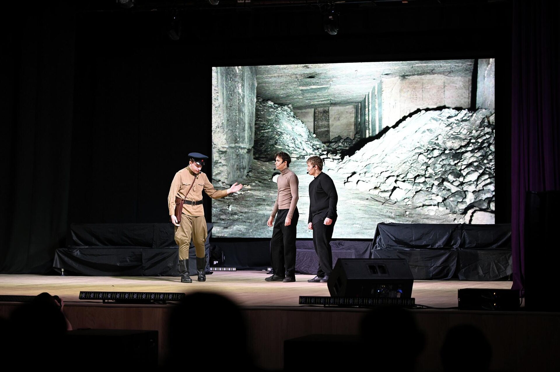 В спектакле Улица Володи Дубинина показаны реальные кадры из каменоломни, где 170 дней укрывались от немцев жители Керчи в годы Великой Отечественной войны - Sputnik Беларусь, 1920, 07.04.2026