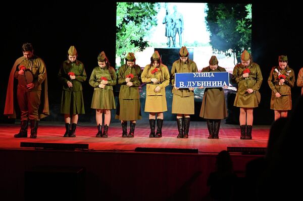 Спектакль &quot;Улица Володи Дубинина&quot; ў Гомелі - Sputnik Беларусь