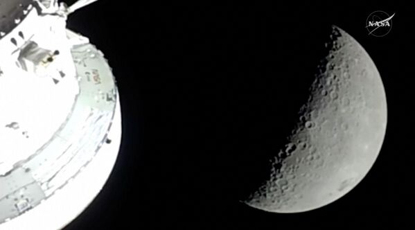 Вид на Луну в момент приближения "Ориона" к точке максимального расстояния от Земли. - Sputnik Беларусь