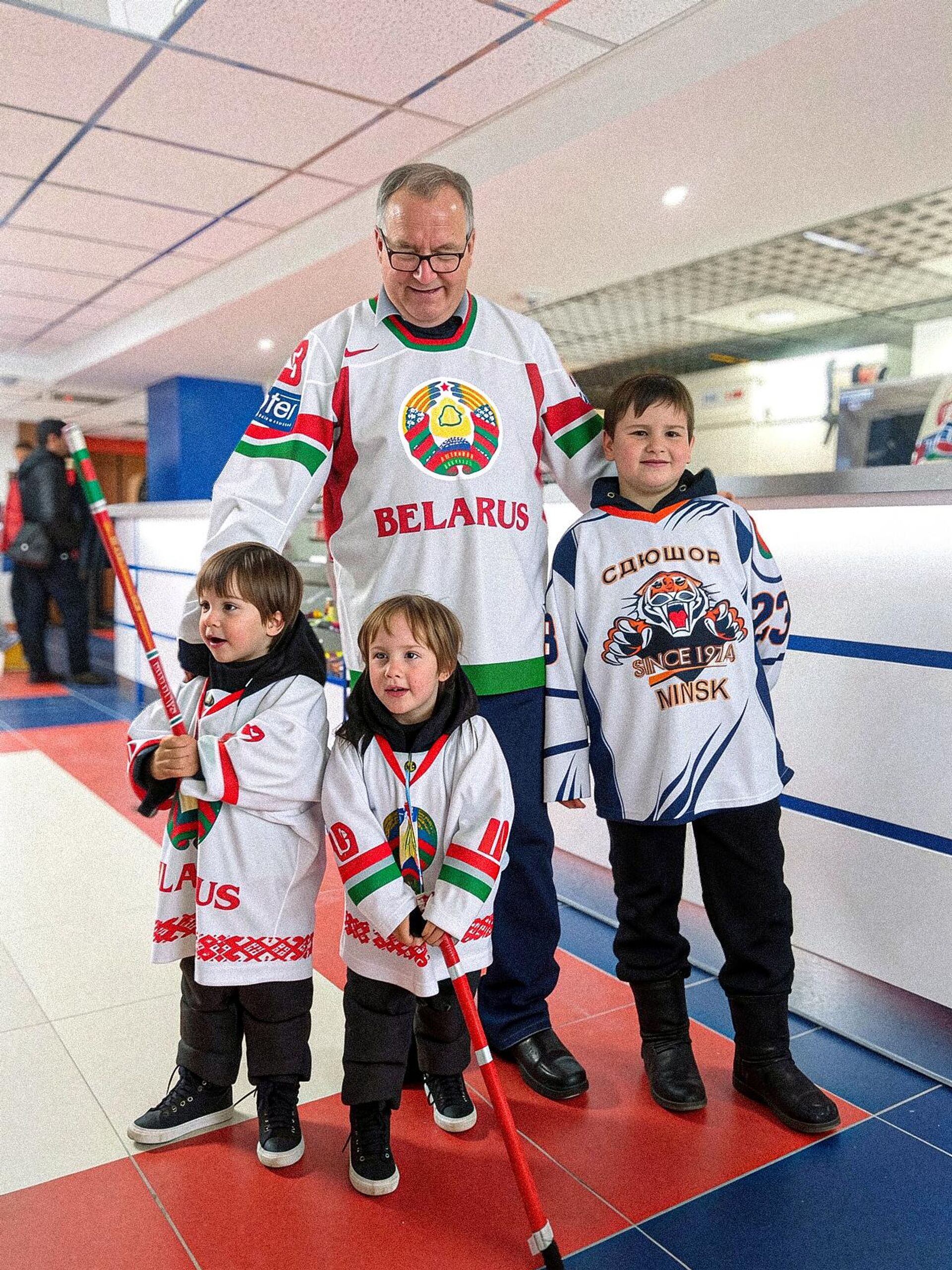 Папа Андрея Стася с внуками - Sputnik Беларусь, 1920, 07.04.2026