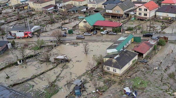 В Дагестане ликвидируют последствия наводнения – видео с вертолета МЧС - Sputnik Беларусь