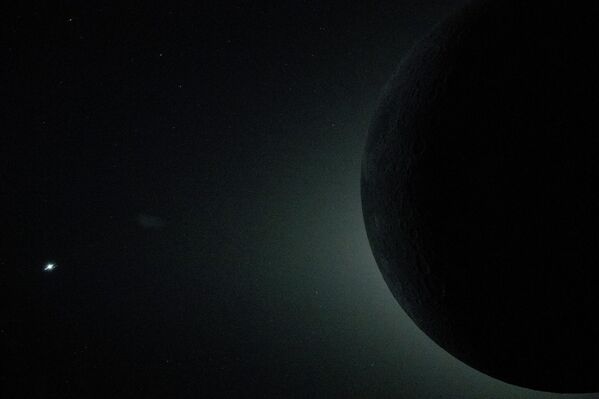 Часть Луны, подсвеченная Солнцем во время солнечного затмения. - Sputnik Беларусь