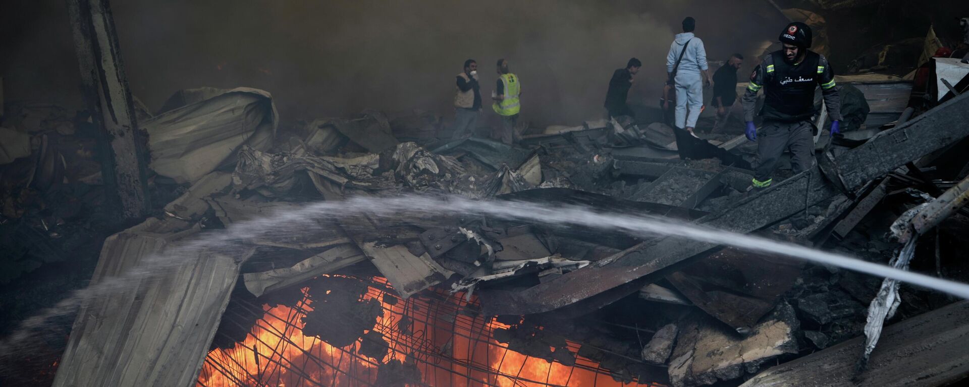Пожарные пытаются потушить пламя на месте израильского авиаудара по многоквартирному дому в Бейруте, Ливан - Sputnik Беларусь, 1920, 08.04.2026