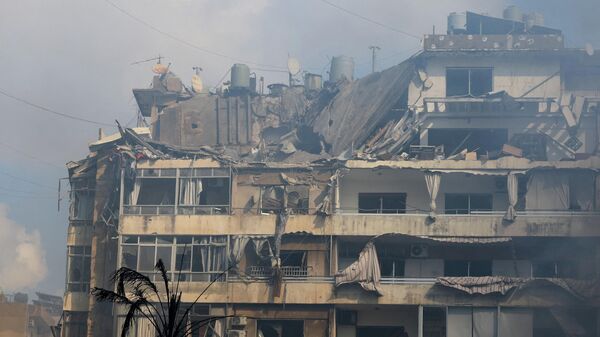 Поврежденное здание на месте израильского удара в Бейруте, Ливан - Sputnik Беларусь