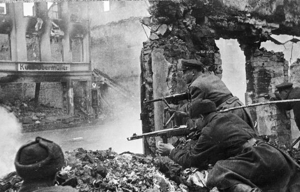 Взвод автоматчиков ведет ожесточенный бой в разрушенном городе. - Sputnik Беларусь