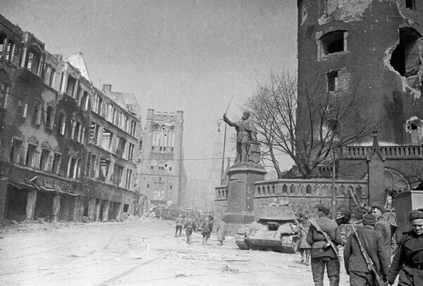 Бойцы Красной армии у памятника императору Кайзеру Вельгельму возле башни Королевского замка во взятом Кенигсберге. - Sputnik Беларусь