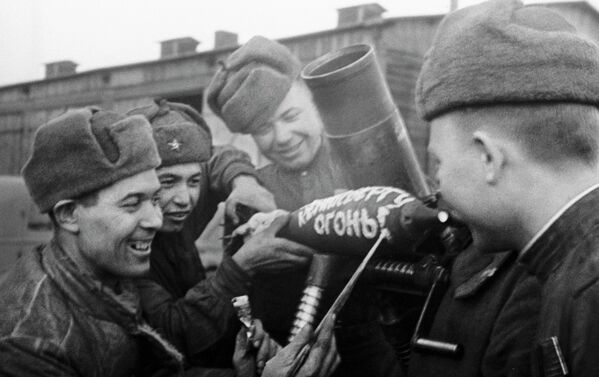 Минометный расчет готовится к огню по противнику. На снаряде надпись: "по Кенигсбергу огонь". - Sputnik Беларусь