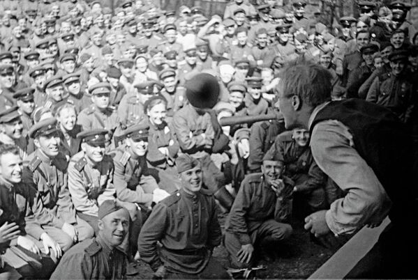 Выступление артиста фронтовой цирковой бригады Бориса Вяткина перед бойцами Красной армии, штурмовавших Кенигсберг. - Sputnik Беларусь