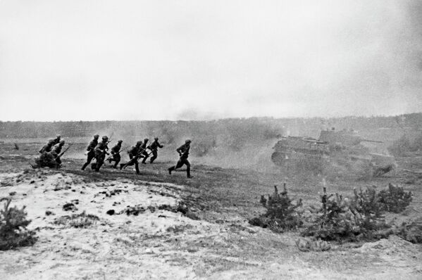 Войска первой гвардейской дивизии идут в атаку на подступах к Кенигсбергу. - Sputnik Беларусь