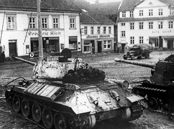 Советские танки в населенном пункте на подступах к Кенигсбергу.  - Sputnik Беларусь