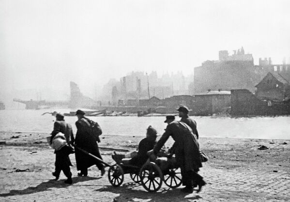 Жители Кенигсберга после ожесточенных боев возвращаются в город. - Sputnik Беларусь