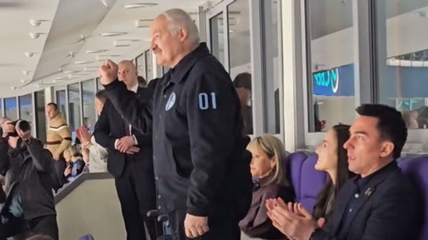 Александр Лукашенко присутствует на матче минского Динамо с Ак Барсом - Sputnik Беларусь