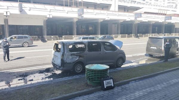 Пострадавший в результате пожара в Минске автомобиль - Sputnik Беларусь