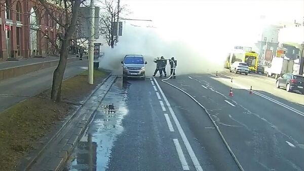 Батарейки в комплект не входят: спасатели потушили минивэн в Минске (видео) - Sputnik Беларусь