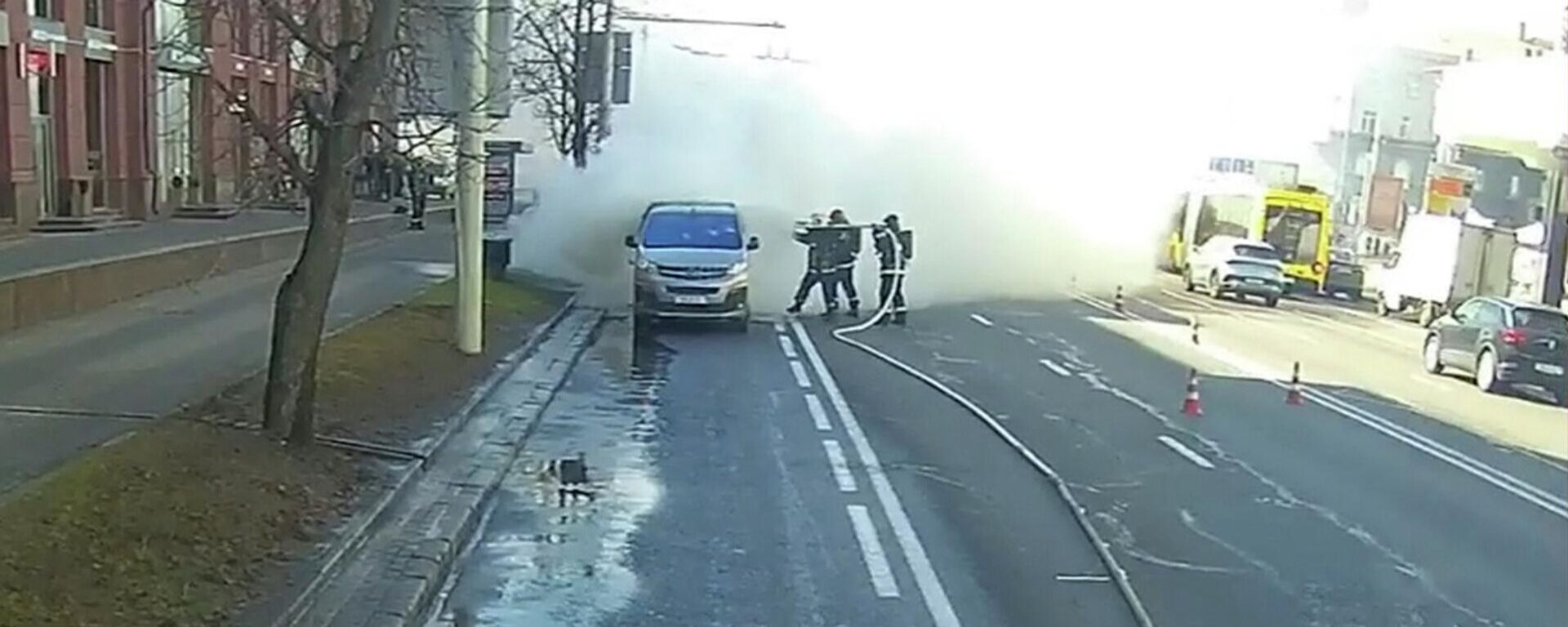 Батарейки в комплект не входят: спасатели потушили минивэн в Минске (видео) - Sputnik Беларусь, 1920, 10.04.2026