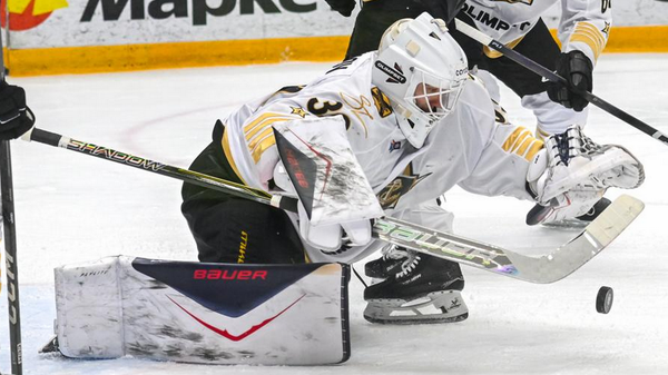 Белорусский вратарь Кульбаков продлил контракт с "Адмиралом"