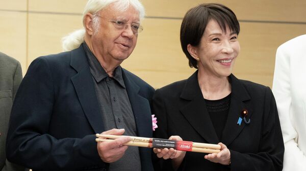 Премьер Японии Санаэ Такаити подарила группе Deep Purple барабанные палочки с автографом - Sputnik Беларусь