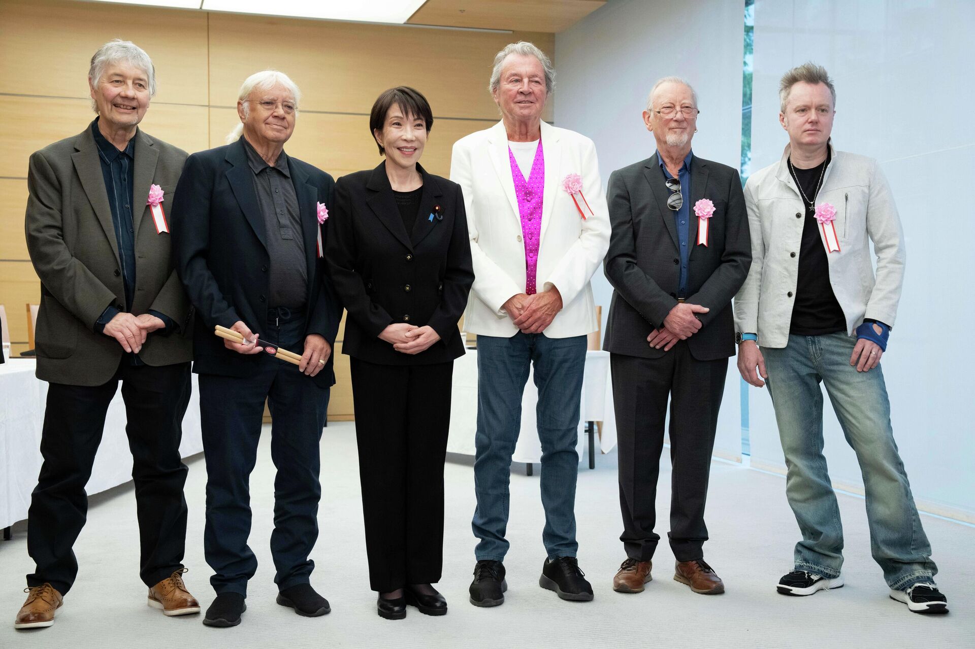 Премьер Японии Санаэ Такаити подарила группе Deep Purple барабанные палочки с автографом - Sputnik Беларусь, 1920, 10.04.2026